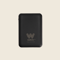 De zwarte WAHRM powerbank met logo