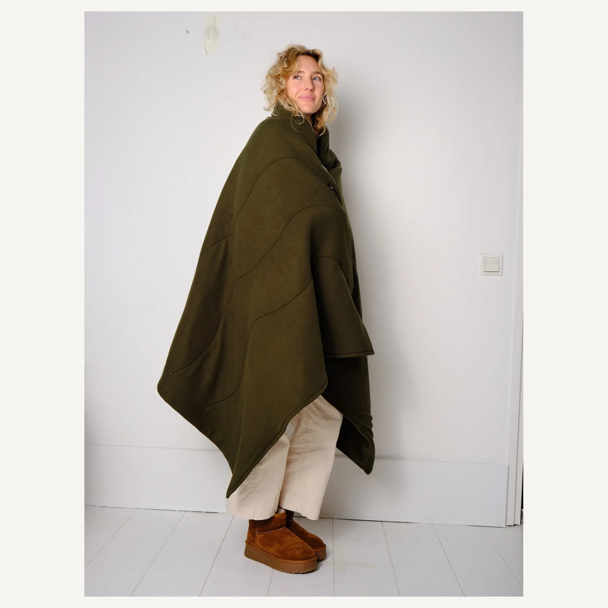 WAHRM draadloze deken dark green zijaanzicht als cape