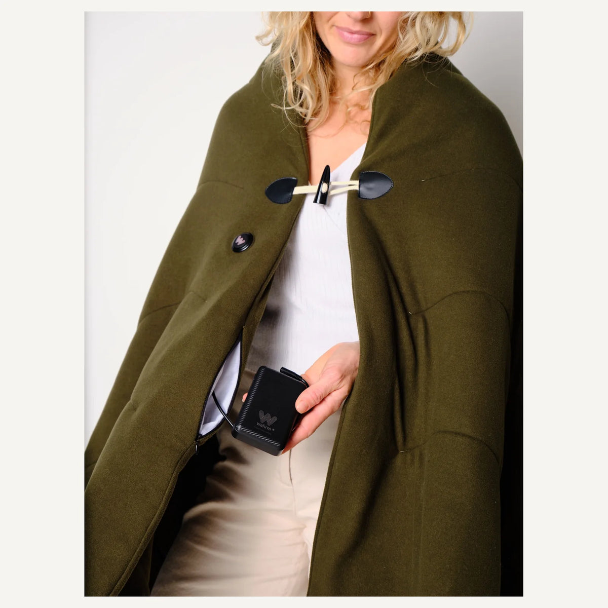 WAHRM deken dark green toggle sluiting en powerbank detail