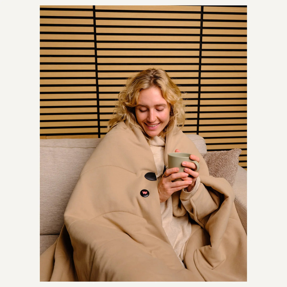 WAHRM deken taupe cozy thuis op de bank