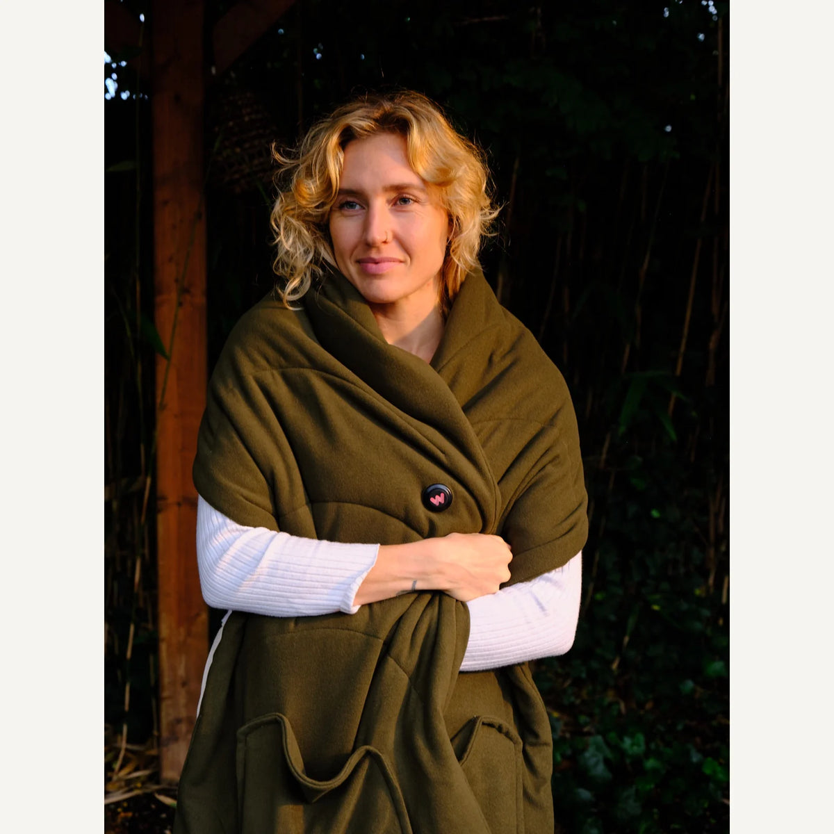 WAHRM draadloze verwarmde dames shawl 190 x 40 cm donkergroen, blond model buiten
