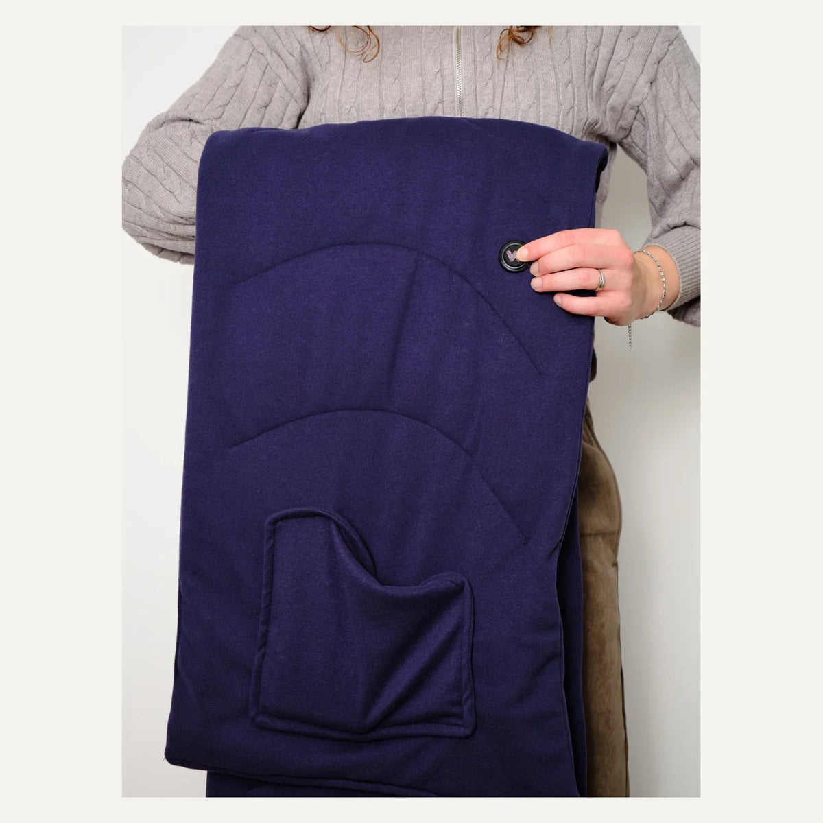 WAHRM draadloze verwarmde dames shawl 190 x 40 cm navy detail 286