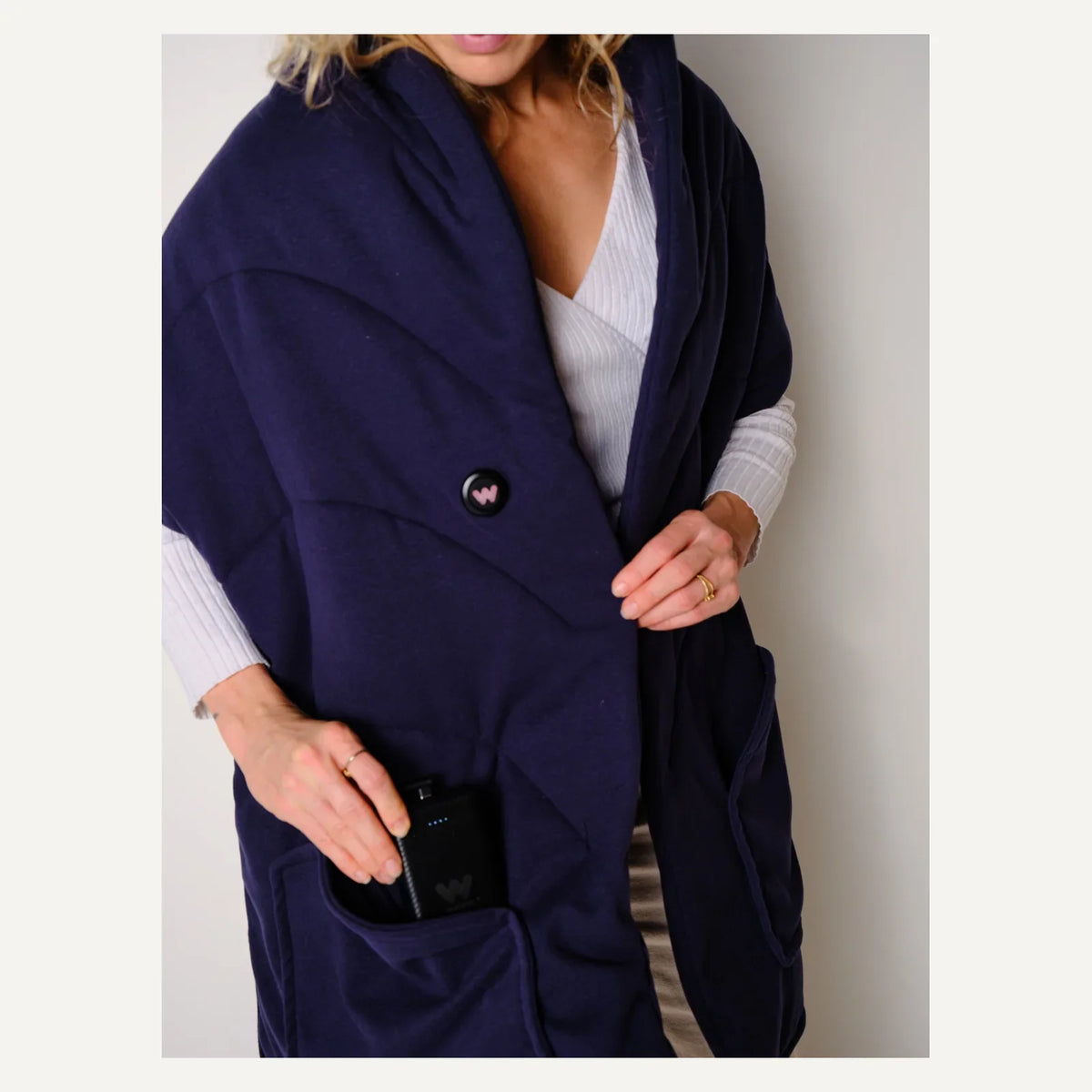 WAHRM draadloze verwarmde dames shawl 190 x 40 cm navy detail 426