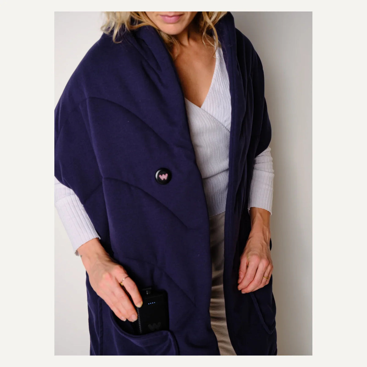 WAHRM draadloze verwarmde dames shawl 190 x 40 cm navy detail 427