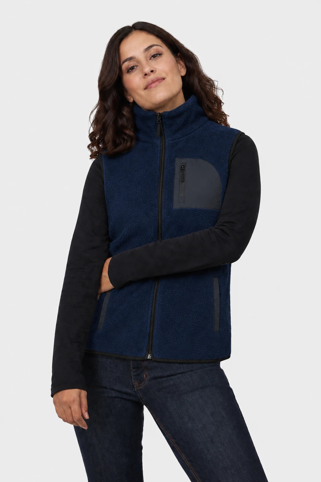 Vrouw draagt de navy WAHRM Shepard verwarmde fleece bodywarmer