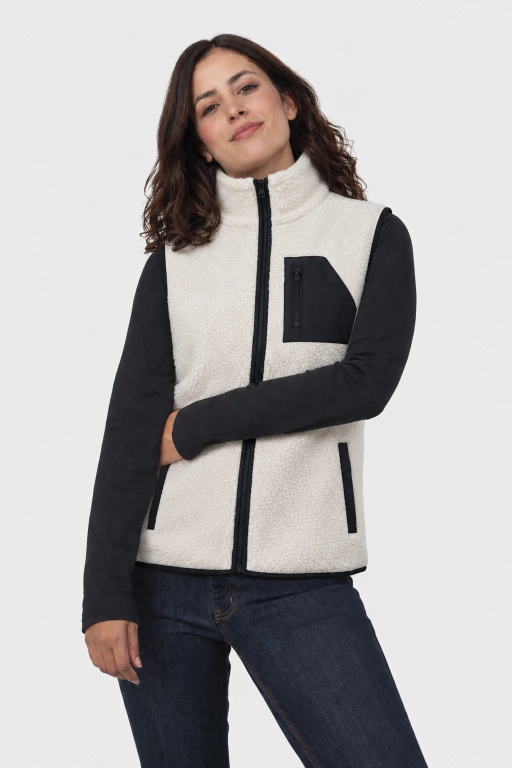 Vrouw draagt de off-white Wahrm Shepard verwarmde fleece bodywarmer
