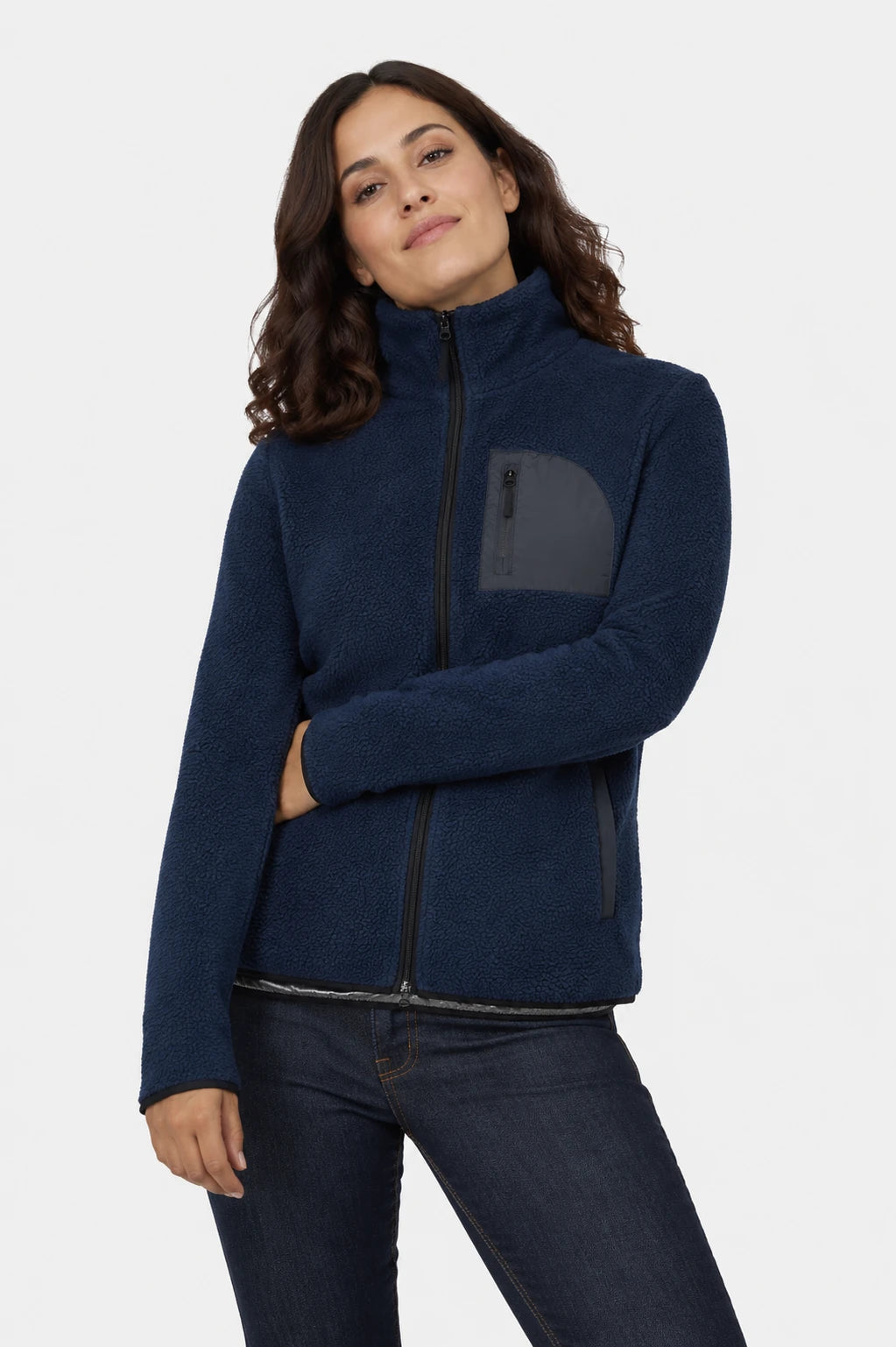 Vrouw draagt de navy Wahrm Shepard verwarmde fleece jas