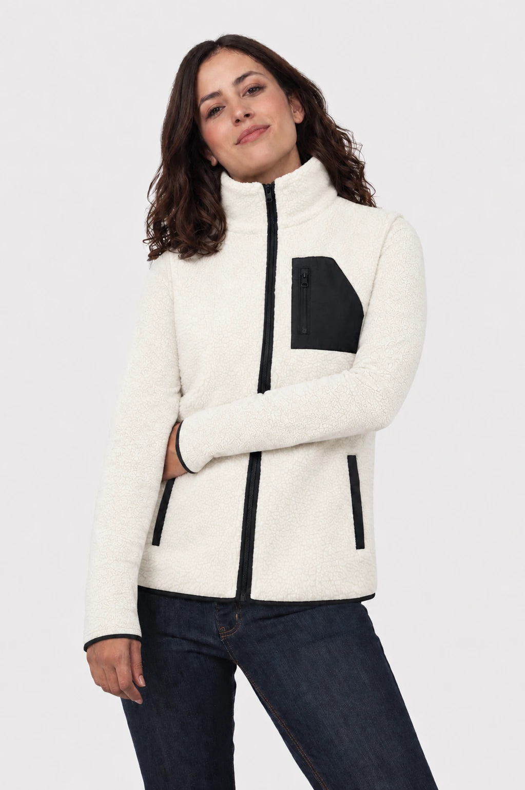 Vrouw draagt de off-white Wahrm Shepard verwarmde fleece jas